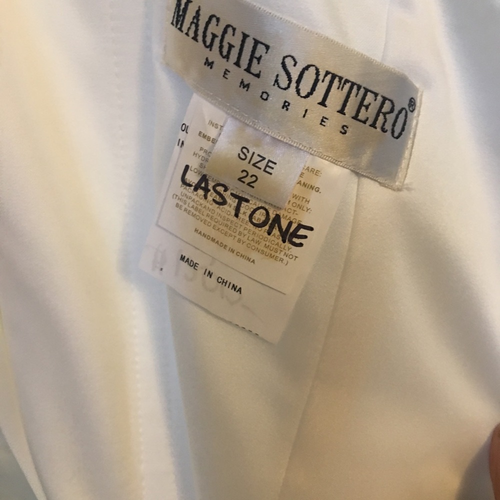 SOLD New Never Worn or Altered Wedding Dress. No issues SOLD - Picture 3 of 7